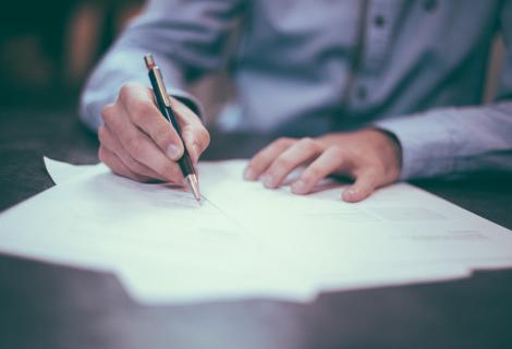 User signing a Data Use Agreement (DUA) contract
