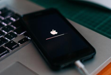 iPhone displaying update status